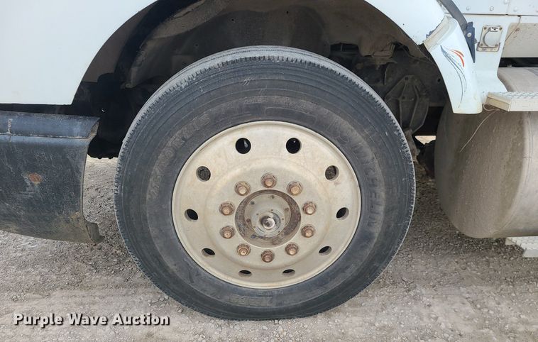 image for item DS7261 1993 International 9400 truck cab and chassis