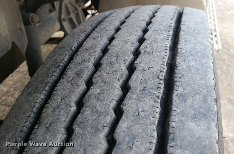 image for item DS7261 1993 International 9400 truck cab and chassis