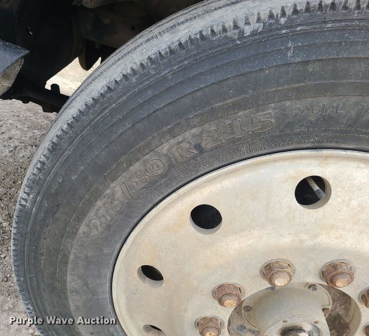 image for item DS7261 1993 International 9400 truck cab and chassis