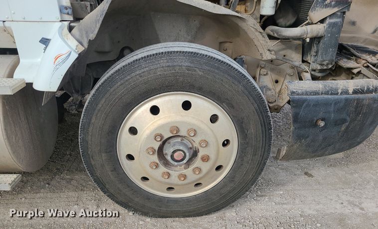 image for item DS7261 1993 International 9400 truck cab and chassis