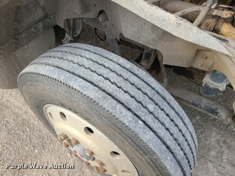 image for item DS7261 1993 International 9400 truck cab and chassis