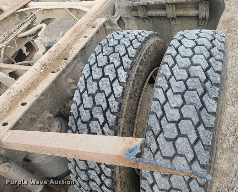 image for item DS7261 1993 International 9400 truck cab and chassis