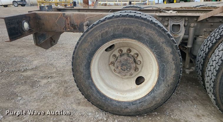 image for item DS7261 1993 International 9400 truck cab and chassis