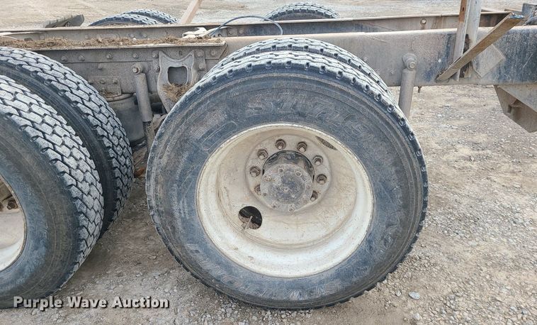 image for item DS7261 1993 International 9400 truck cab and chassis