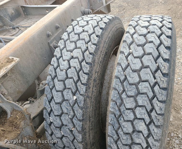 image for item DS7261 1993 International 9400 truck cab and chassis