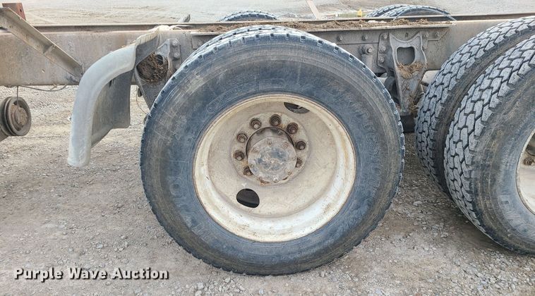 image for item DS7261 1993 International 9400 truck cab and chassis