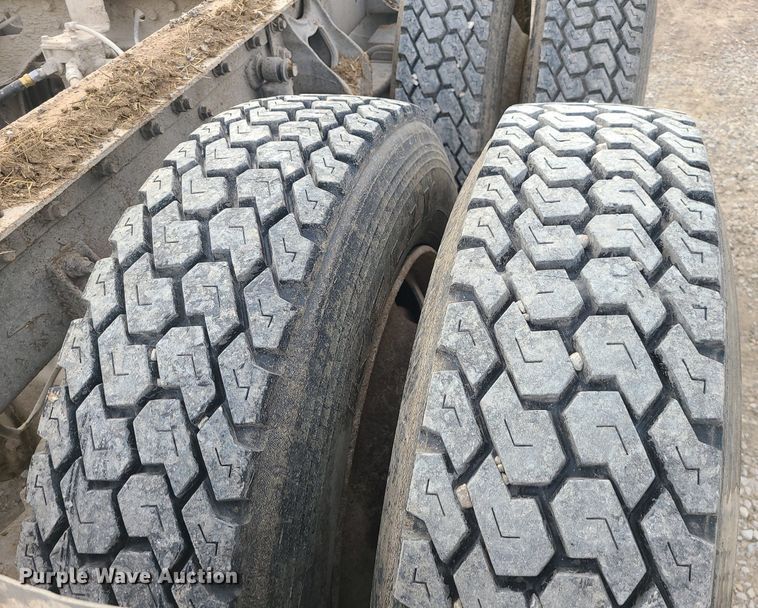 image for item DS7261 1993 International 9400 truck cab and chassis