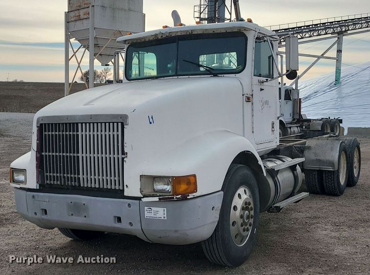 image for item DS7262 1991 International 9400 truck cab and chassis