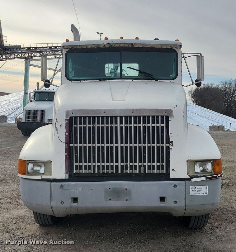 image for item DS7262 1991 International 9400 truck cab and chassis