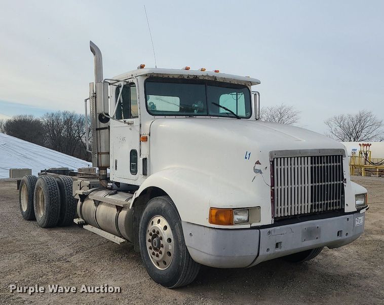 image for item DS7262 1991 International 9400 truck cab and chassis