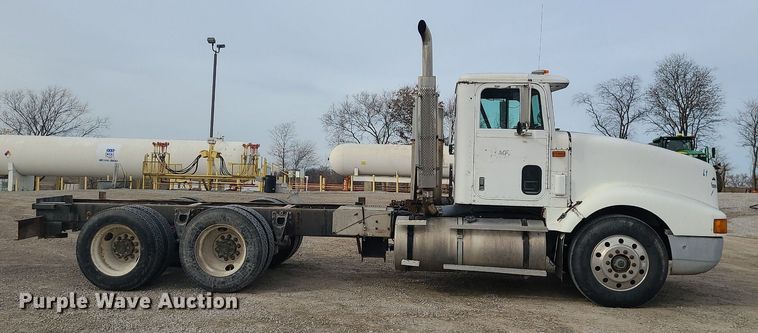 image for item DS7262 1991 International 9400 truck cab and chassis