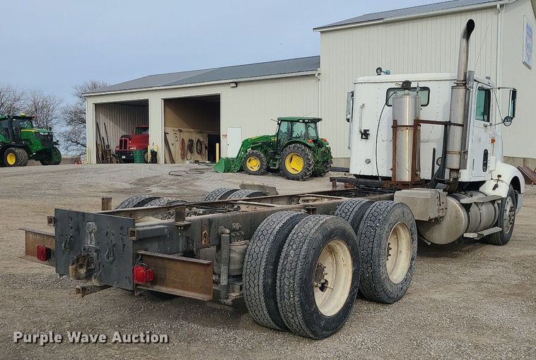 image for item DS7262 1991 International 9400 truck cab and chassis