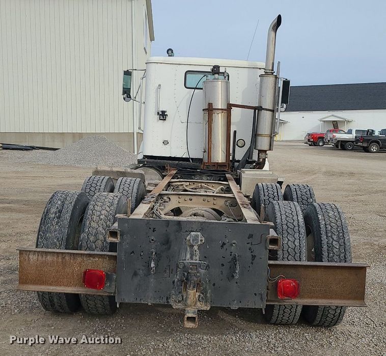 image for item DS7262 1991 International 9400 truck cab and chassis