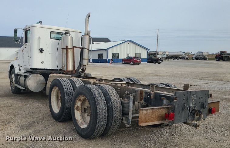 image for item DS7262 1991 International 9400 truck cab and chassis