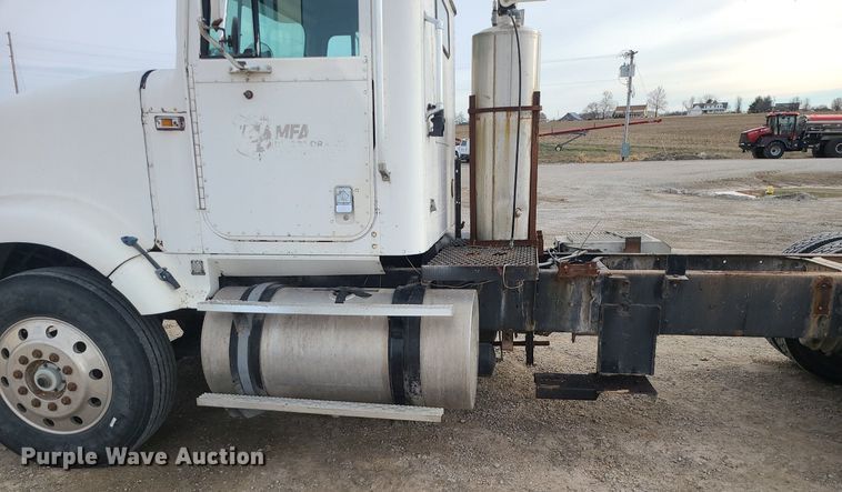 image for item DS7262 1991 International 9400 truck cab and chassis