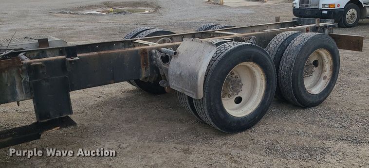 image for item DS7262 1991 International 9400 truck cab and chassis