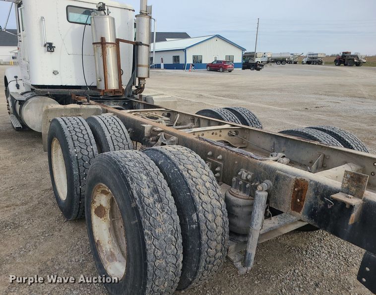 image for item DS7262 1991 International 9400 truck cab and chassis