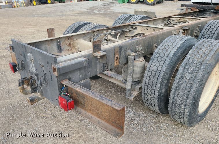 image for item DS7262 1991 International 9400 truck cab and chassis