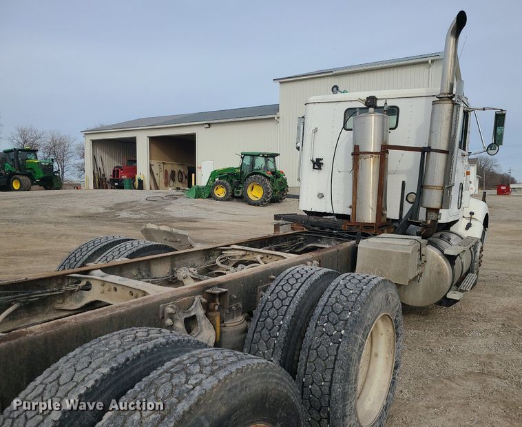 image for item DS7262 1991 International 9400 truck cab and chassis