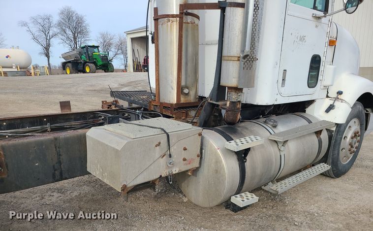 image for item DS7262 1991 International 9400 truck cab and chassis