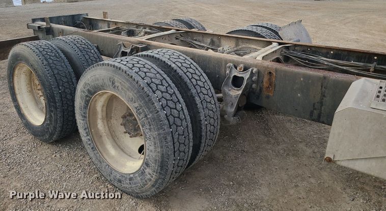 image for item DS7262 1991 International 9400 truck cab and chassis