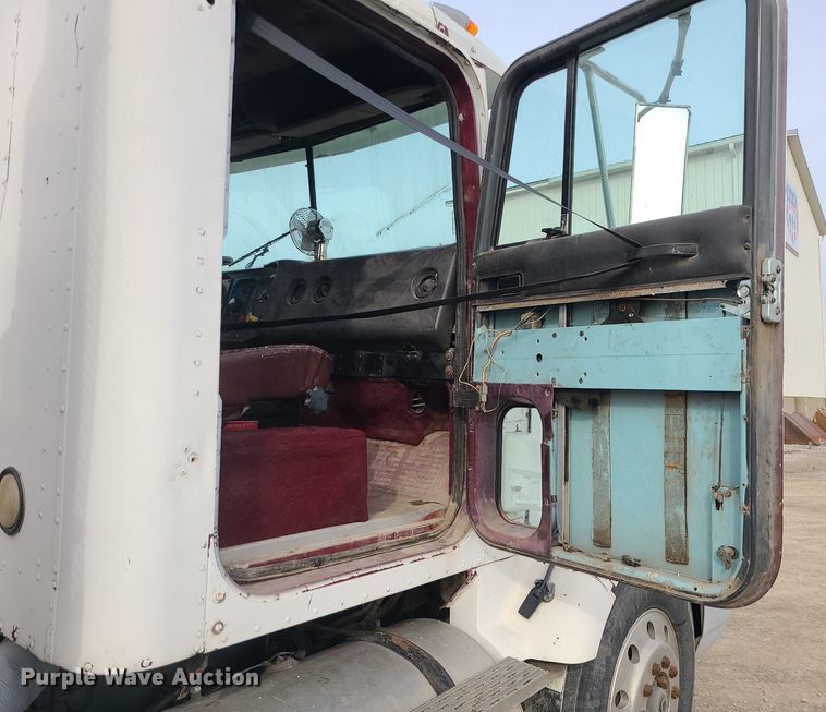 image for item DS7262 1991 International 9400 truck cab and chassis