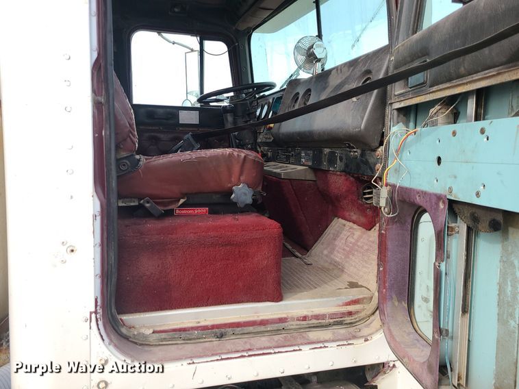 image for item DS7262 1991 International 9400 truck cab and chassis