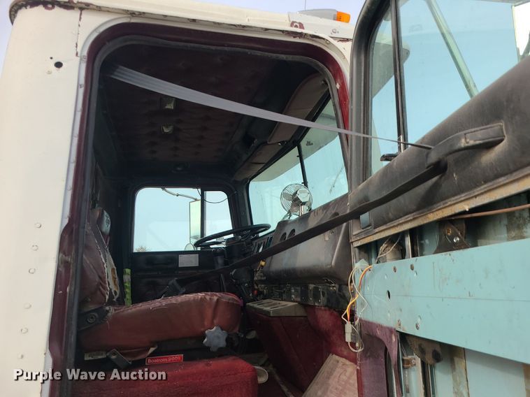 image for item DS7262 1991 International 9400 truck cab and chassis