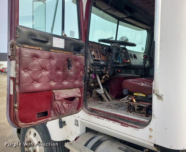 image for item DS7262 1991 International 9400 truck cab and chassis