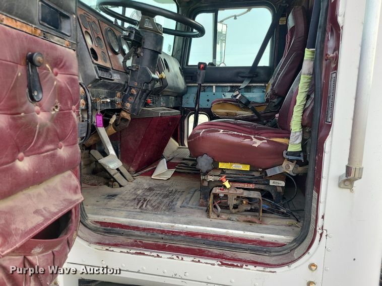 image for item DS7262 1991 International 9400 truck cab and chassis