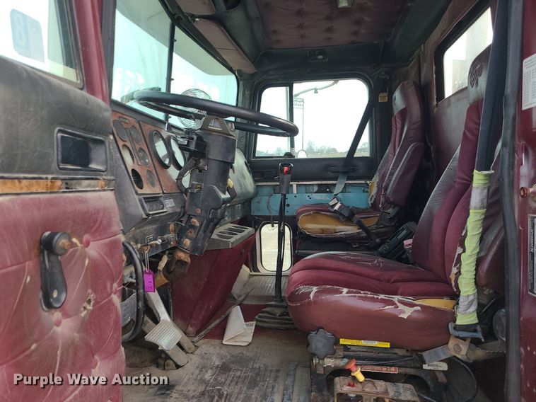 image for item DS7262 1991 International 9400 truck cab and chassis