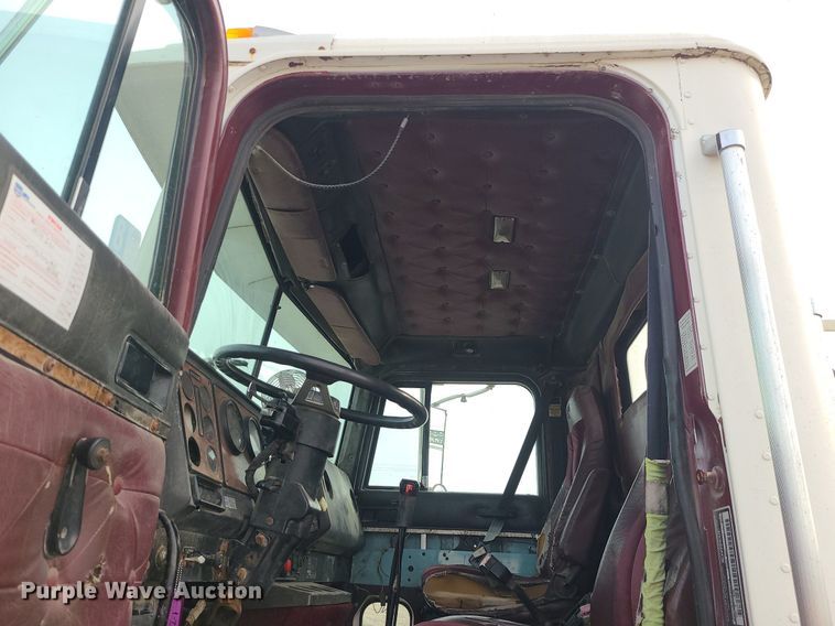 image for item DS7262 1991 International 9400 truck cab and chassis