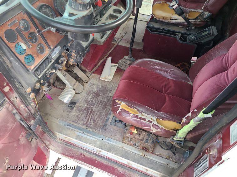 image for item DS7262 1991 International 9400 truck cab and chassis