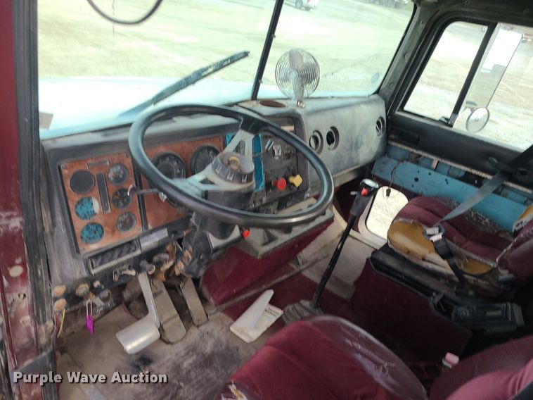 image for item DS7262 1991 International 9400 truck cab and chassis