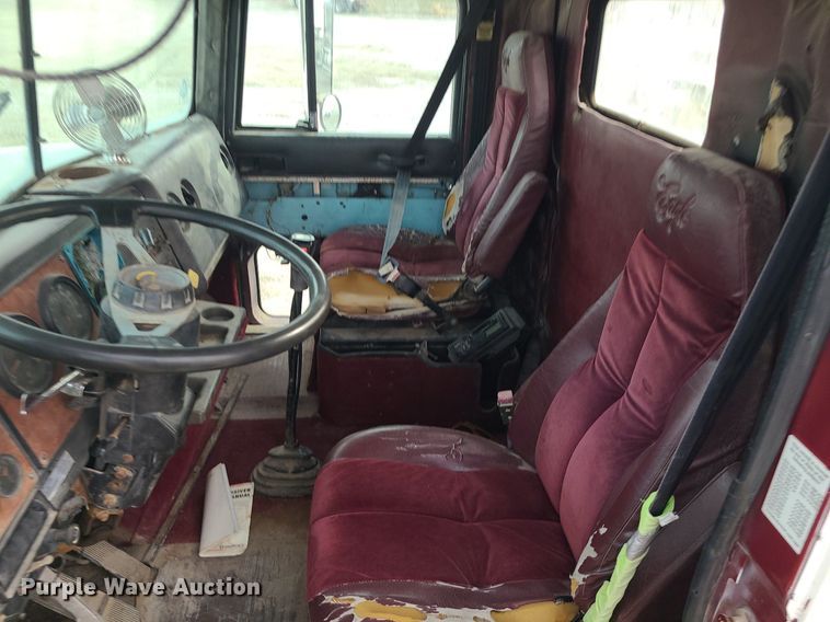 image for item DS7262 1991 International 9400 truck cab and chassis