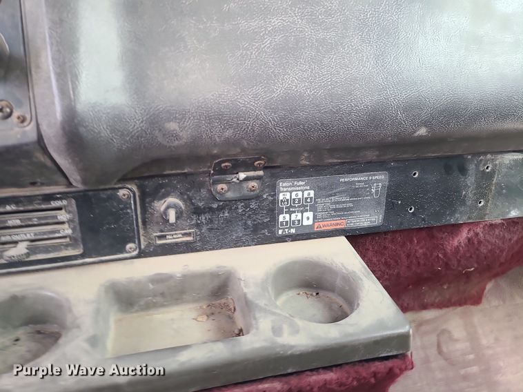 image for item DS7262 1991 International 9400 truck cab and chassis