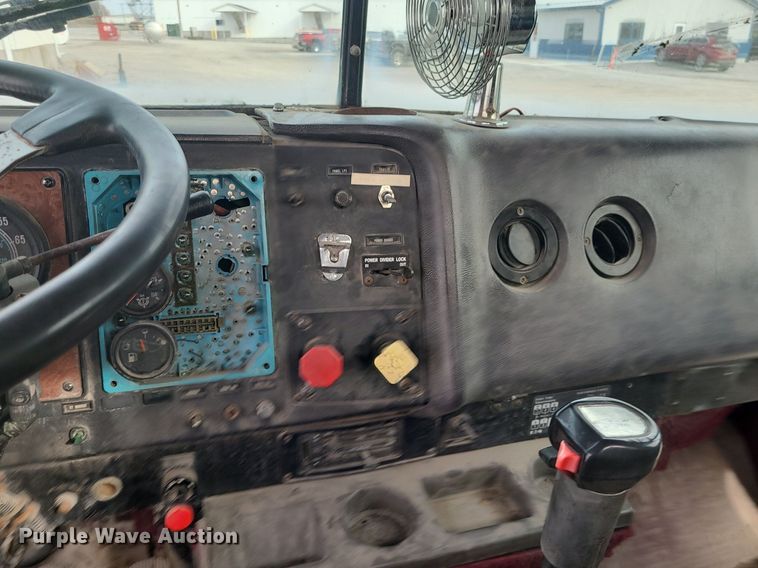 image for item DS7262 1991 International 9400 truck cab and chassis