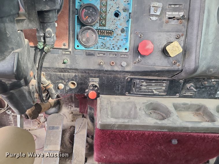 image for item DS7262 1991 International 9400 truck cab and chassis