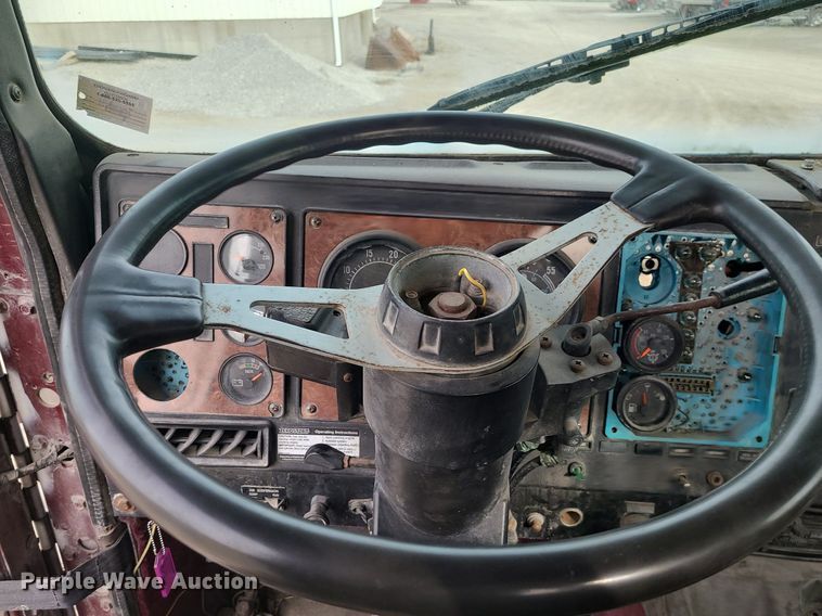 image for item DS7262 1991 International 9400 truck cab and chassis