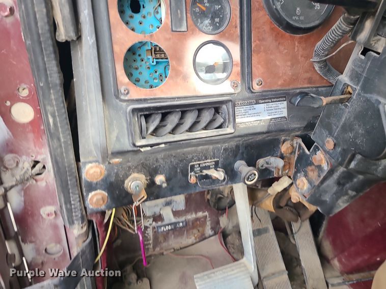 image for item DS7262 1991 International 9400 truck cab and chassis