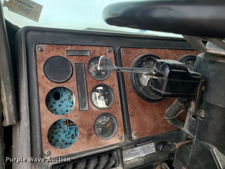 image for item DS7262 1991 International 9400 truck cab and chassis