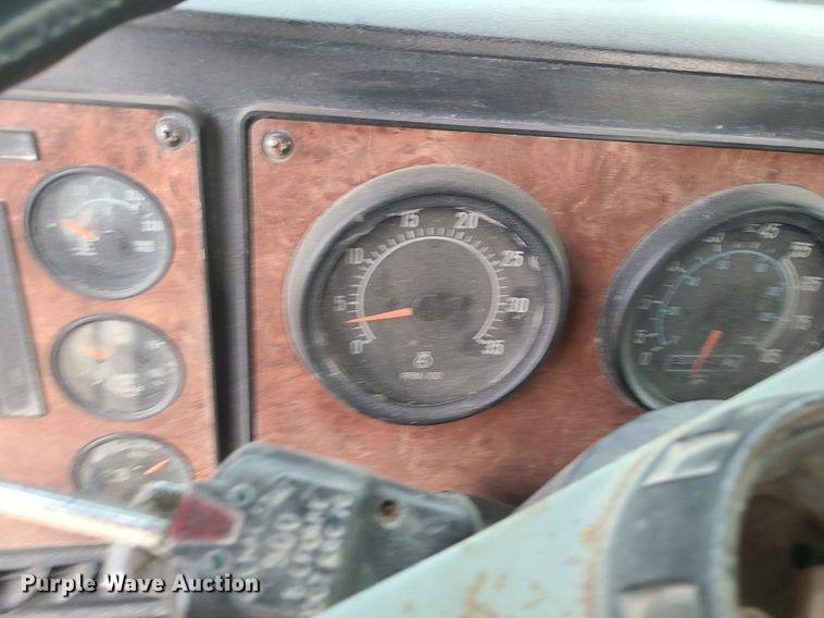 image for item DS7262 1991 International 9400 truck cab and chassis