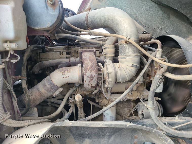 image for item DS7262 1991 International 9400 truck cab and chassis