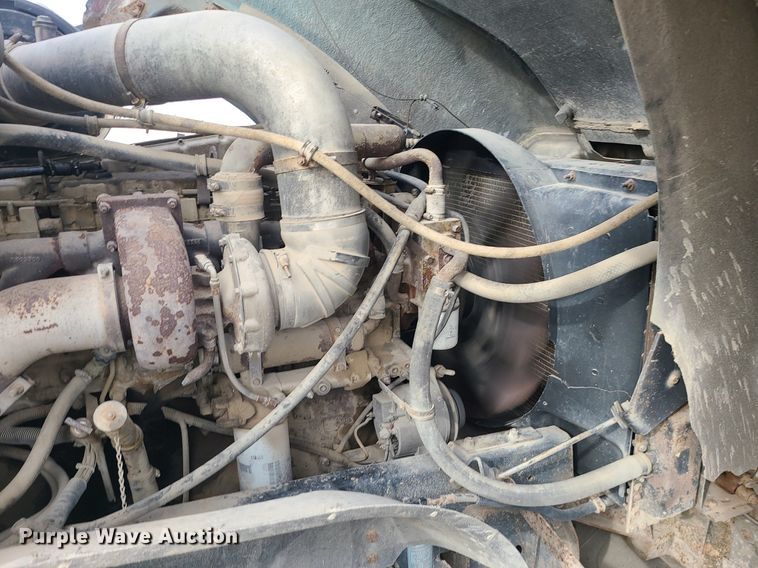 image for item DS7262 1991 International 9400 truck cab and chassis