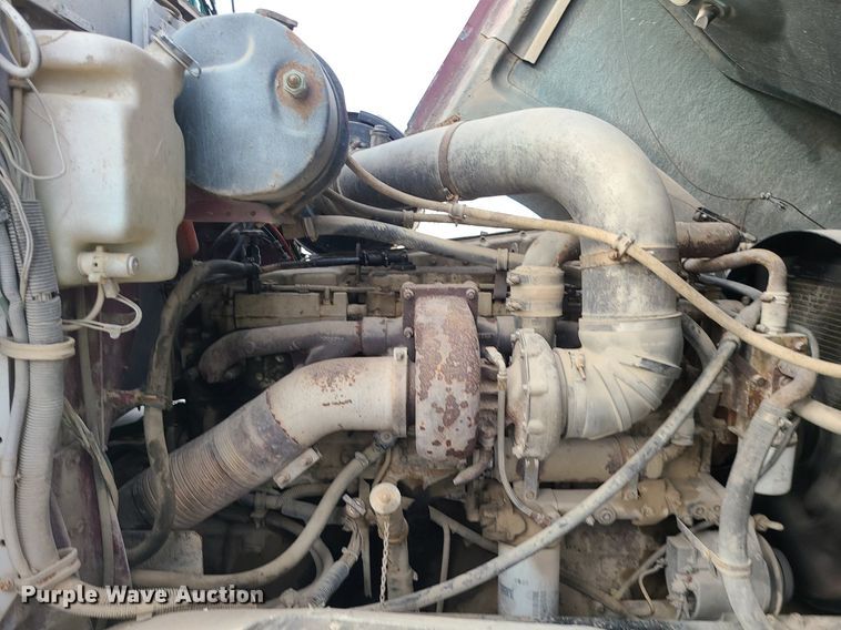 image for item DS7262 1991 International 9400 truck cab and chassis