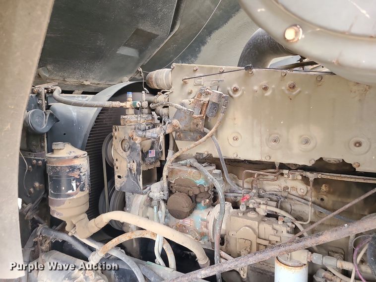 image for item DS7262 1991 International 9400 truck cab and chassis