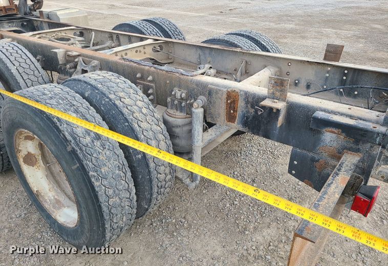 image for item DS7262 1991 International 9400 truck cab and chassis