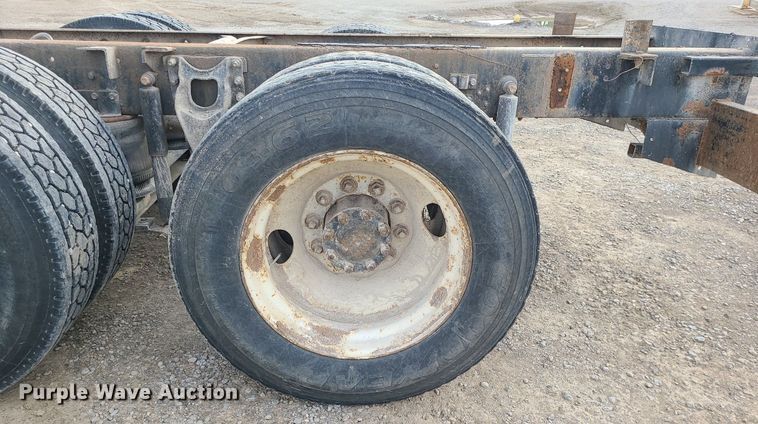 image for item DS7262 1991 International 9400 truck cab and chassis