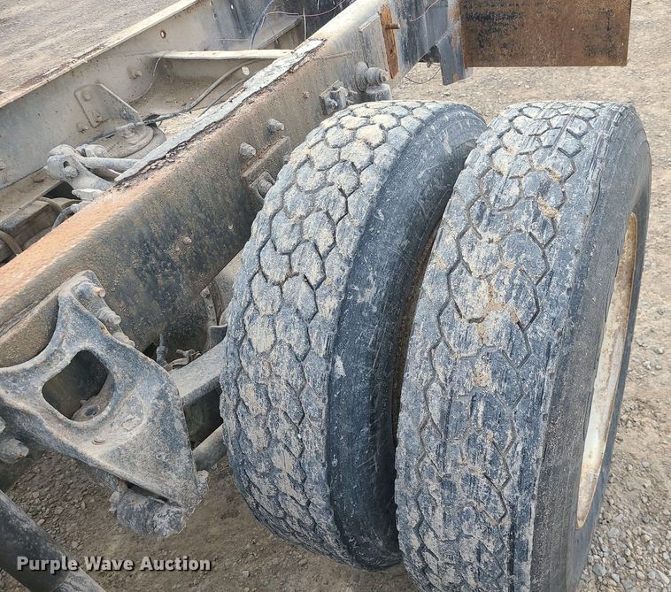 image for item DS7262 1991 International 9400 truck cab and chassis