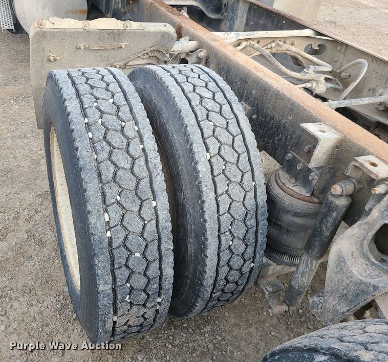 image for item DS7262 1991 International 9400 truck cab and chassis